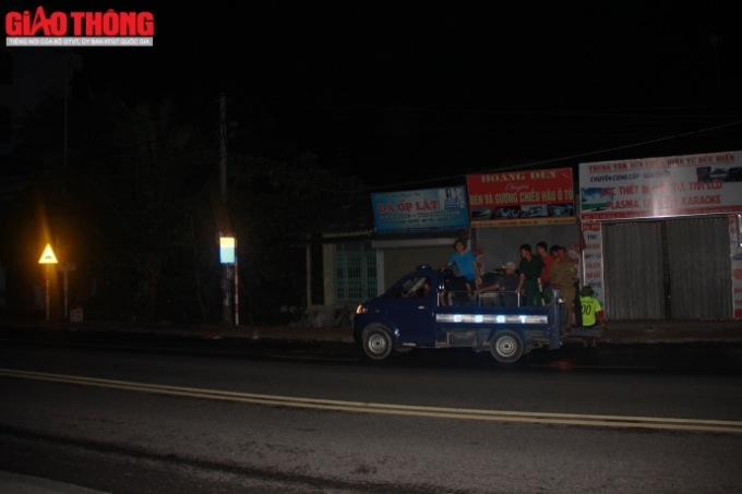 Sau khi kiểm tra to&agrave;n bộ khu vực ven s&ocirc;ng U&ocirc;ng, lực lượng truy t&igrave;m lại l&ecirc;n xe để sang địa b&agrave;n kh&aacute;c tiếp tục nhiệm vụ ngay trong đ&ecirc;m muộn.