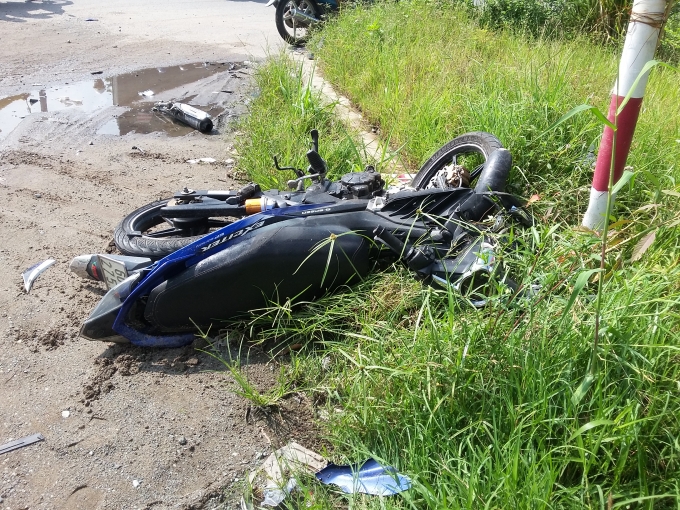 Chiếc xe m&aacute;y vỡ n&aacute;t.