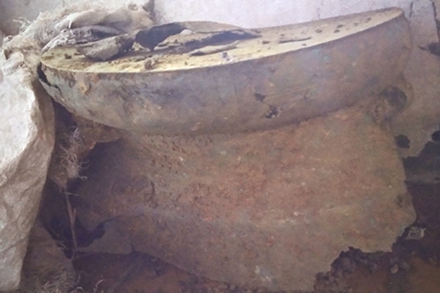 Trống đồng c&oacute; ni&ecirc;n đại khoảng 2.000 năm vừa được ph&aacute;t hiện tại Th&agrave;nh nh&agrave; Hồ-Thanh H&oacute;a. (Ảnh: Trung t&acirc;m bảo tồn Di sản thế giới Th&agrave;nh Nh&agrave; Hồ cung cấp)