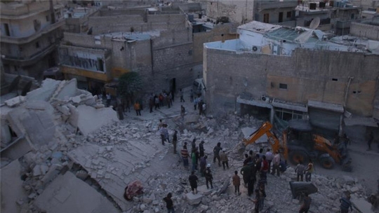 Khu d&acirc;n cư al-Hallak do qu&acirc;n nổi dậy kiểm so&aacute;t ở Aleppo bị kh&ocirc;ng k&iacute;ch. (Ảnh: Reuters)