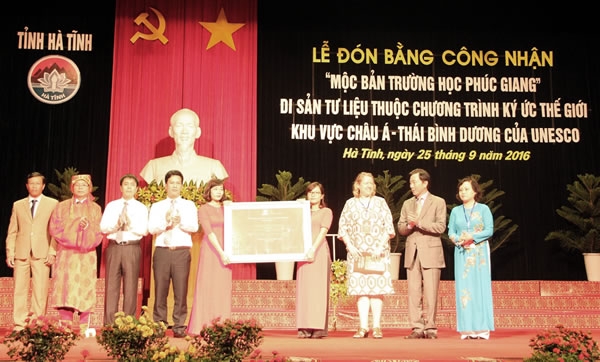 Tỉnh H&agrave; Tĩnh v&agrave; gi&ograve;ng họ Nguyễn Huy vinh dự nhận bằng của UNESCO về DI sản tư liệu k&yacute; ức thế giới.