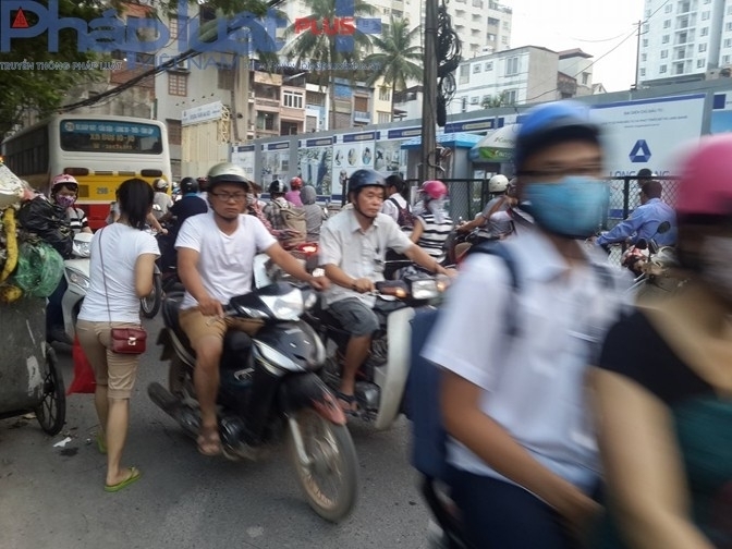 Hạ tầng chưa đ&aacute;p ứng, khiến con đường Vũ Trọng Phụng v&agrave;o giờ cao điểm thường xảy ra &ugrave;n ứ, tắc đường.