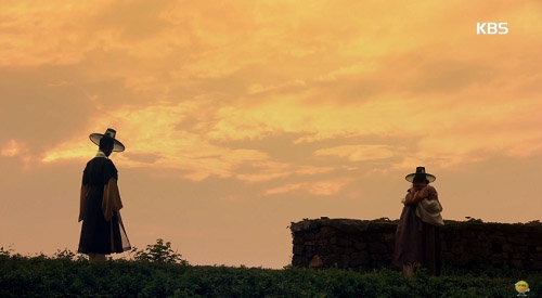 Ra On x&uacute;c động khi gặp lại mẹ.