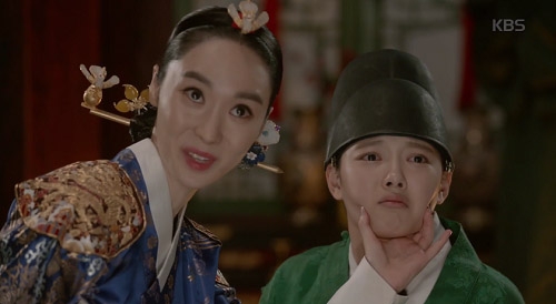 M&acirc;y họa &aacute;nh trăng tập 11: Kim Yoo Jung kh&oacute;c nức nở khi t&aacute;i ngộ mẹ ruột