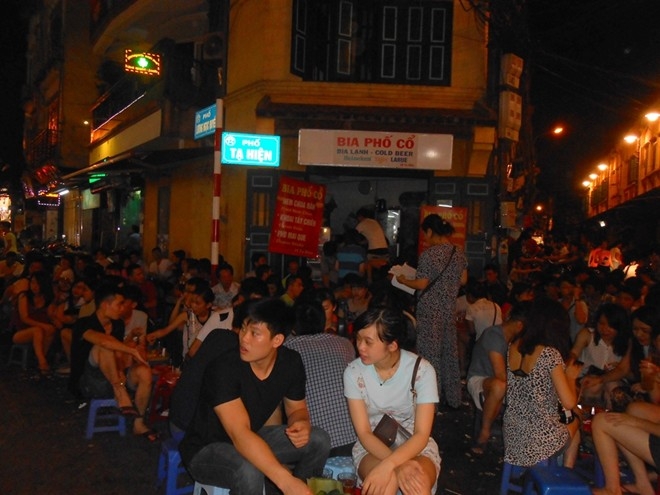 Bộ Y tế vẫn bảo lưu quy định &ldquo;cấm b&aacute;n rượu, bia sau 22 giờ&rdquo;.&nbsp;(Ảnh: Uống bia đ&ecirc;m tại phố Tạ Hiện, H&agrave; Nội).