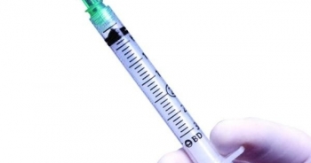 Người phụ nữ 47 tuổi phải cắt bỏ đôi vú vì 10 năm liên tục bơm silicon