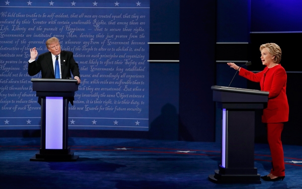 Hai ứng vi&ecirc;n tranh luận. (Ảnh: Reuters)