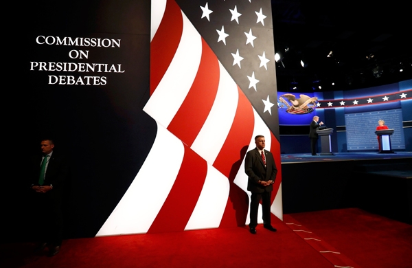 C&aacute;c nh&acirc;n vi&ecirc;n an ninh canh g&aacute;c b&ecirc;n ngo&agrave;i hội trường. (Ảnh:&nbsp;Reuters)