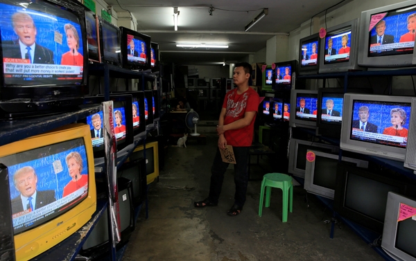 Một nh&acirc;n vi&ecirc;n theo d&otilde;i cuộc tranh luận ở căn ph&ograve;ng thuộc&nbsp;ga t&agrave;u điện ngầm&nbsp;Manila, Philippines. (Ảnh:&nbsp;Reuters)