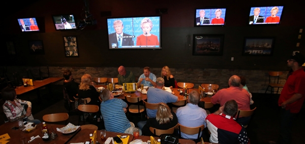 Một nh&oacute;m ủng hộ&nbsp;Donald Trump theo d&otilde;i cuộc tranh luận ở bang&nbsp;Ohio. (Ảnh:&nbsp;Reuters)