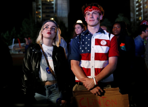 Những người ủng hộ b&agrave; Clinton b&ecirc;n ngo&agrave;i đại học&nbsp;Hofstra,&nbsp;New York. (Ảnh:&nbsp;Reuters)