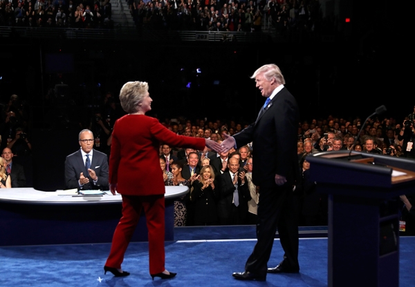 Hai ứng vi&ecirc;n bắt tay nhau trước khi tranh luận. (Ảnh:&nbsp;Reuters)