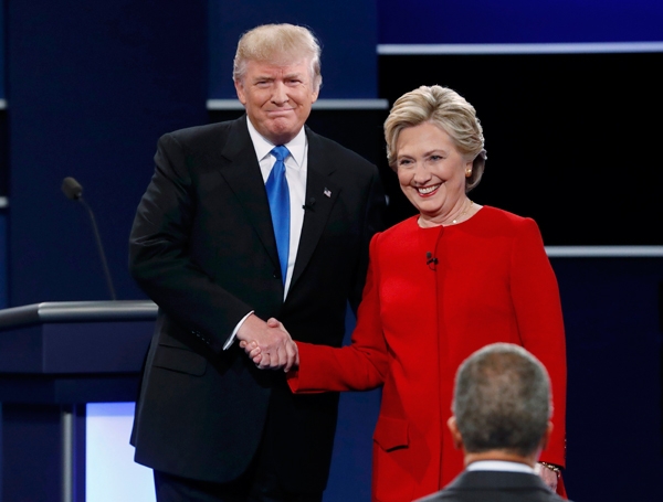 Hai ứng vi&ecirc;n bắt tay nhau trước khi tranh luận. (Ảnh:&nbsp;Reuters)