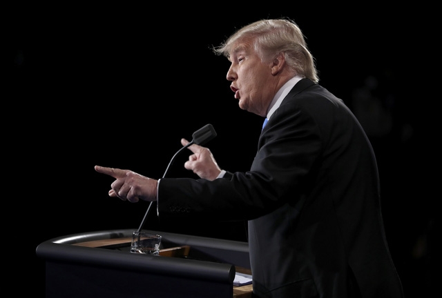 Về phần m&igrave;nh, &ocirc;ng Trump chỉ tr&iacute;ch ch&iacute;nh s&aacute;ch thương mại của b&agrave; Clinton. &Ocirc;ng Trump cho rằng những ch&iacute;nh s&aacute;ch m&agrave; b&agrave; Clinton đang theo đuổi khiến &ldquo;c&ocirc;ng việc của người Mỹ bị đ&aacute;nh cắp&rdquo;.