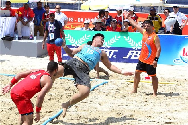 Thi đấu b&oacute;ng n&eacute;m b&atilde;i biển (nam) tại ABG5. Ảnh: Internet