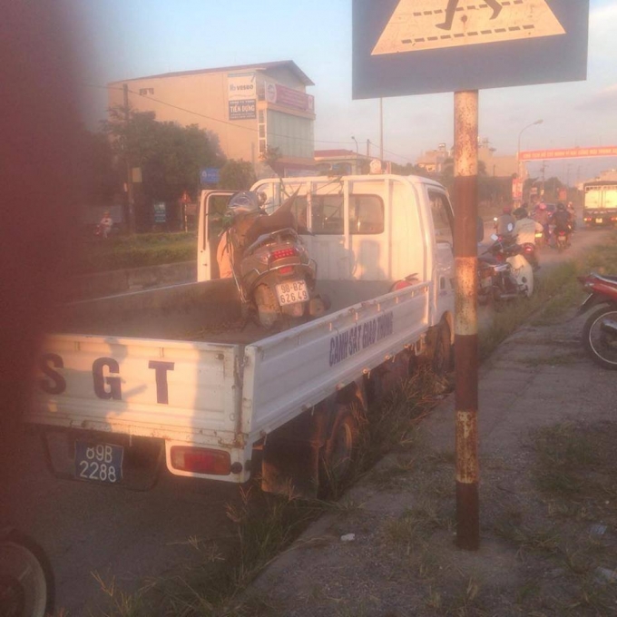 Chiếc xe m&aacute;y của nạn nh&acirc;n bị hư hỏng nặng. (Ảnh: Bạn đọc cung cấp).