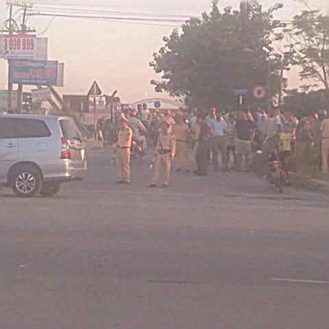 Lực lượng chức năng đ&atilde; c&oacute; mặt tại hiện trường để ph&acirc;n luồng giao th&ocirc;ng. (Ảnh: Bạn đọc cung cấp).