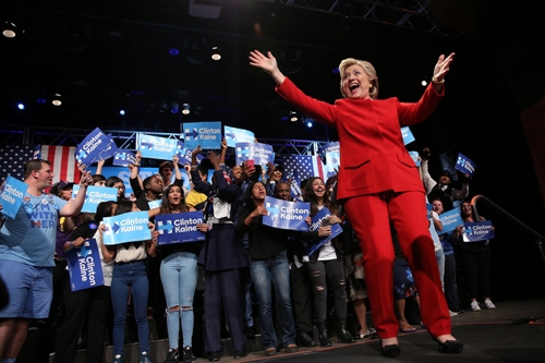 B&agrave; Clinton v&agrave; những người ủng hộ trong đ&ecirc;m tranh luận trực tiếp với &ocirc;ng Trump. (Ảnh:&nbsp;Reuters)