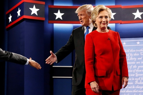 B&agrave; Clinton được đ&aacute;nh gi&aacute; l&agrave; đ&atilde; l&agrave;m lu mờ &ocirc;ng Trump trong đ&ecirc;m tranh luận. (Ảnh:&nbsp;Reuters)