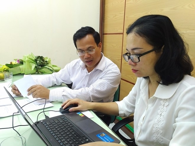 Vụ trưởng Đỗ Xu&acirc;n L&acirc;n đang tập trung trả lời c&aacute;c c&acirc;u hỏi của độc giả B&aacute;o Ph&aacute;p luật Việt Nam.