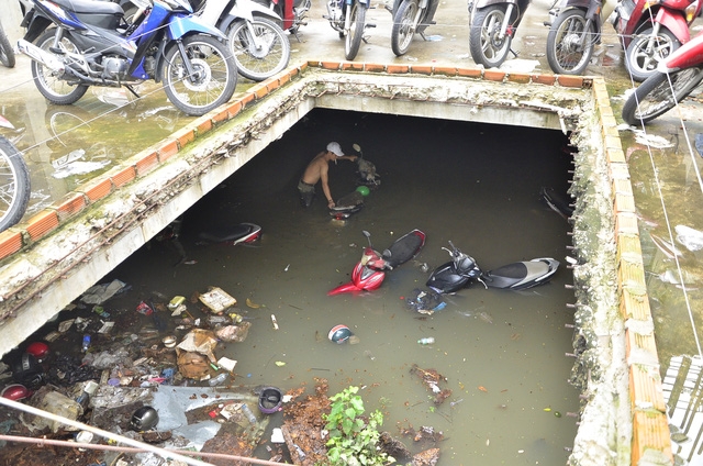 TP HCM: H&agrave;ng trăm người bỏ việc đi