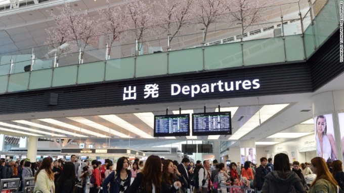 &nbsp;S&acirc;n bay Haneda mang n&eacute;t đặc trưng l&agrave; phục vụ h&agrave;nh kh&aacute;ch hiệu quả, sạch sẽ v&agrave; hệ thống cửa h&agrave;ng mua sắm hấp dẫn, đa dạng. (Ảnh: CNN)