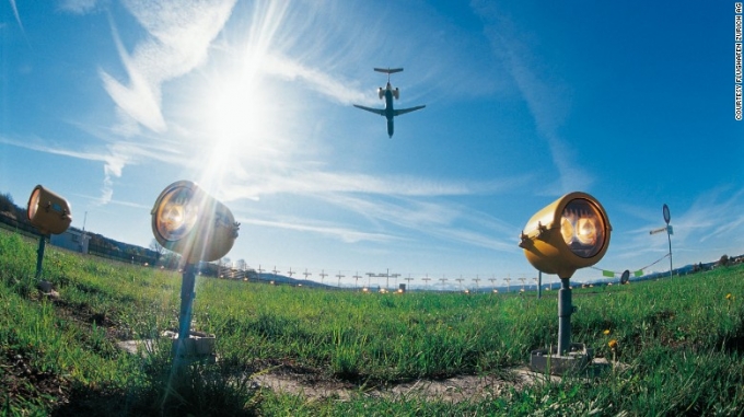 S&acirc;n bay Zurich, Thụy Sĩ hiện đại với m&agrave;u xanh l&agrave;m chủ đạo. S&acirc;n bay&nbsp;thu h&uacute;t h&agrave;nh kh&aacute;ch bằng c&aacute;c dịch vụ cho thu&ecirc; xe đạp v&agrave; v&aacute;n trượt c&ugrave;ng với những chuyến kh&aacute;m ph&aacute; tại bảo t&agrave;ng. (Ảnh: CNN)