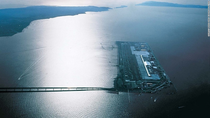 S&acirc;n bay quốc tế Kansai nằm tr&ecirc;n một h&ograve;n đảo nh&acirc;n tạo&nbsp;thuộc vịnh Osaka. S&acirc;n bay n&agrave;y đ&atilde; tăng 3 bậc từ vị tr&iacute; thứ 12 năm 2015, tăng l&ecirc;n vị tr&iacute; thứ 9 trong danh s&aacute;ch 10 s&acirc;n bay tốt nhất năm 2016. (Ảnh: CNN)