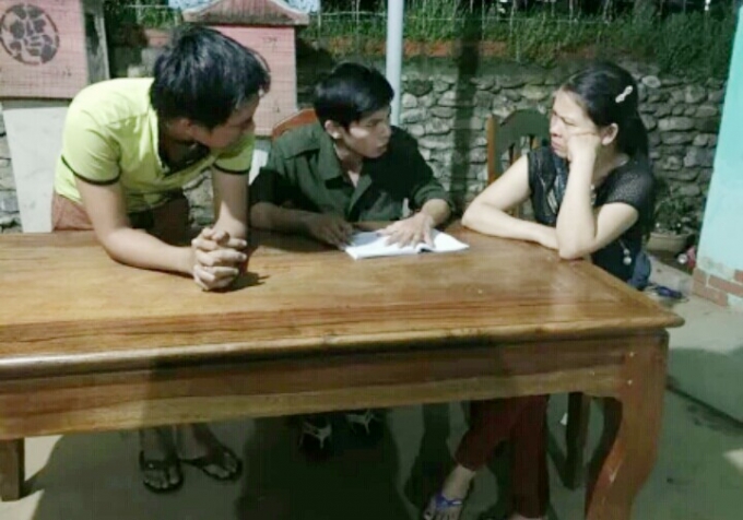 Nh&oacute;m thương l&aacute;i đ&atilde; đến nh&agrave; B&iacute; thư x&atilde; cầu cứu. (Ảnh: QT).