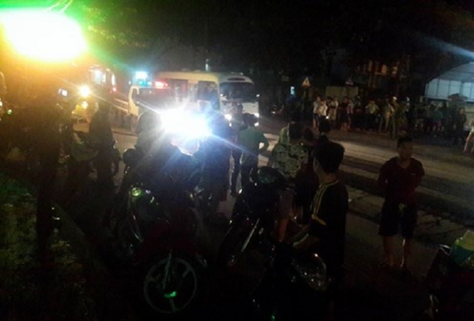 Nghi phạm bị bắt thu h&uacute;t sự ch&uacute; &yacute; đ&ocirc;ng đảo của người d&acirc;n.