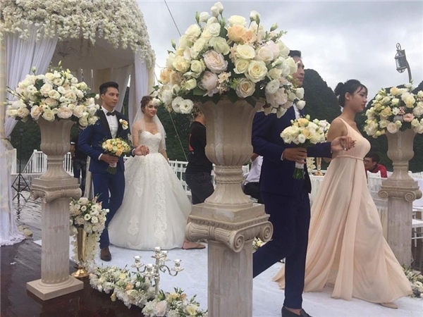 Đa phần người h&acirc;m mộ cho rằng với những g&igrave; đ&atilde; cố gắng để khẳng định bản th&acirc;n trong thời gian qua,&nbsp;Hương Giang Idol&nbsp;xứng đ&aacute;ng được hưởng hạnh ph&uacute;c c&aacute; nh&acirc;n.