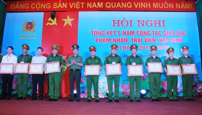 Thứ trưởng Nguyễn Văn Th&agrave;nh trao Bằng khen của Bộ trưởng Bộ C&ocirc;ng an tặng c&aacute;c tập thể, c&aacute; nh&acirc;n c&oacute; th&agrave;nh t&iacute;ch xuất sắc (Ảnh: CAND).