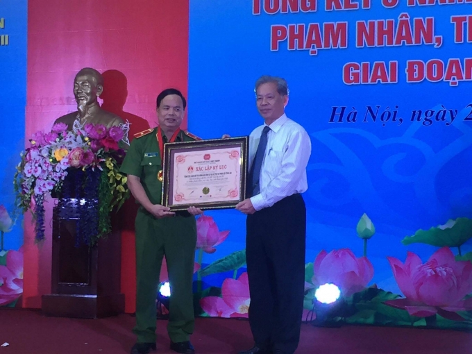 Đại diện Hội Kỷ lục gia Việt Nam đ&atilde; trao bằng quyết định c&ocirc;ng nhận kỷ lục cho chương tr&igrave;nh &ldquo;Gửi lời xin lỗi&rdquo;.