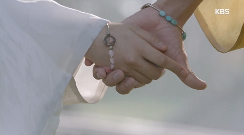 M&acirc;y họa &aacute;nh trăng tập 12: Bo Gum bị ch&eacute;m trọng thương v&igrave; cứu Yoo Jung