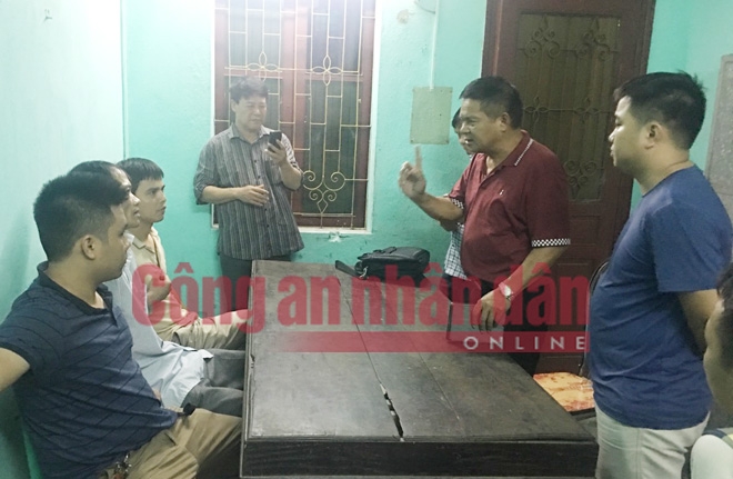 Thiếu tướng Hồ Sỹ Tiến đang hỏi cung đối tượng Do&atilde;n Trung Dũng khi hắn vừa bị bắt.