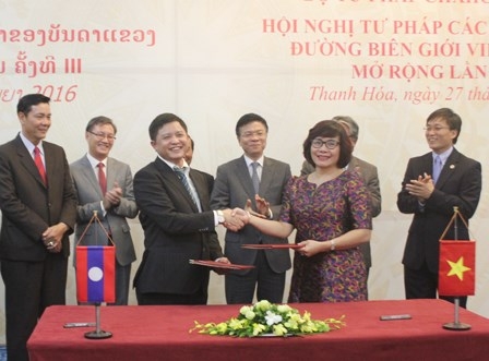 Đại diện Vụ Hợp t&aacute;c Quốc tế Bộ tư ph&aacute;p hai nước k&yacute; kết Chương tr&igrave;nh hợp t&aacute;c giữa Bộ Tư ph&aacute;p Việt Nam v&agrave; Bộ Tư ph&aacute;p L&agrave;o năm 2017.