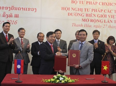 Đại diện Đại học luật H&agrave; Nội v&agrave; Học Viện Tư ph&aacute;p L&agrave;o k&yacute; kết thỏa thuận hợp t&aacute;c đ&agrave;o tạo.