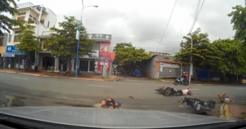 Clip: Tai nạn kinh hoàng do sang đường thiếu quan sát
