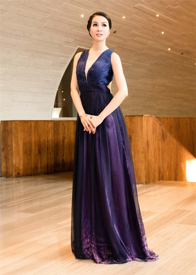 Với l&agrave;n da trắng v&agrave; d&aacute;ng v&oacute;c mảnh mai, Thanh Mai lu&ocirc;n biết c&aacute;ch chọn trang phục gi&uacute;p m&igrave;nh tỏa s&aacute;ng.