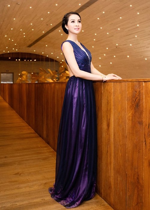 C&ocirc; g&acirc;y ấn tượng với người đối diện bởi vẻ ki&ecirc;u sa của m&igrave;nh.