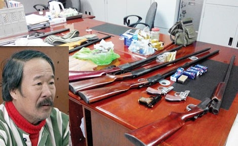 Đối tượng Nguyễn Văn T&acirc;m, tr&uacute; tại tổ 5 khu 3, phường Bắc Sơn, TP U&ocirc;ng B&iacute; c&ugrave;ng số vũ kh&iacute; tự chế.