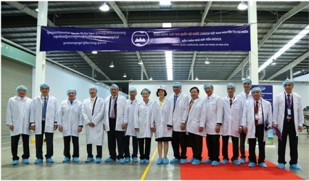 Đo&agrave;n đại biểu Quốc hội Việt nam thăm nh&agrave; m&aacute;y sữa Angkor của Vinamilk tại Campuchia