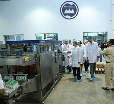 Đo&agrave;n đại biểu Quốc hội Việt nam thăm nh&agrave; m&aacute;y sữa Angkor của Vinamilk tại Campuchia