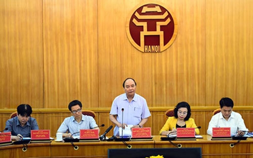 Thủ tướng Nguyễn Xu&acirc;n Ph&uacute;c trong buổi l&agrave;m việc với l&atilde;nh đạo H&agrave; Nội.