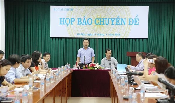 &Ocirc;ng Trần Đức Thắng giải đ&aacute;p c&aacute;c thắc mắc của ph&oacute;ng vi&ecirc;n trong buổi họp.