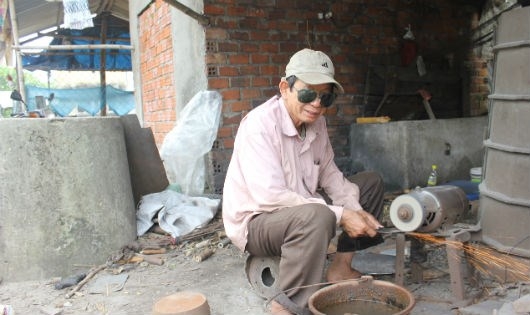 Anh L&yacute; cho rằng, gia đ&igrave;nh m&igrave;nh l&agrave;m ăn ph&aacute;t đạt đều do cha &ocirc;ng truyền lại, kh&ocirc;ng li&ecirc;n quan đến &ldquo;b&uacute;a trời&rdquo;.