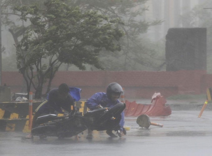 Si&ecirc;u b&atilde;o Rammasun đổ bộ v&agrave;o Manila năm 2014 quật ng&atilde; nhiều người đi đường. (Ảnh: Reuters)