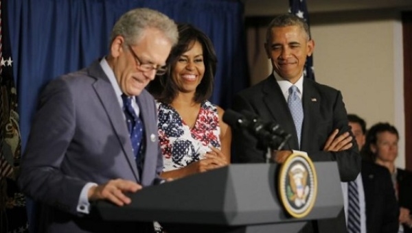 Hồi th&aacute;ng 3/2016, Tổng thống Obama đ&atilde; c&oacute; chuyến c&ocirc;ng du lịch sử tới Cuba. Ngo&agrave;i ra &ocirc;ng cũng l&agrave; người g&oacute;p phần t&iacute;ch cực th&uacute;c đẩy tiến tr&igrave;nh b&igrave;nh thường h&oacute;a quan hệ hai nước. (Ảnh: Reuters)