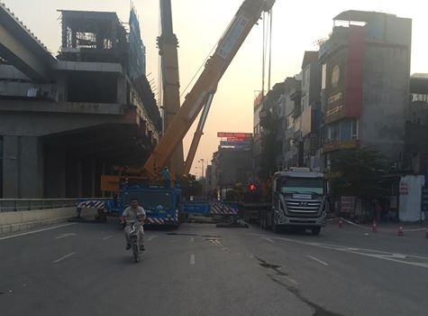 Phạt nh&agrave; thầu thi c&ocirc;ng c&ocirc;ng tr&igrave;nh đường sắt C&aacute;t Linh - H&agrave; Đ&ocirc;ng v&igrave; để xe cẩu chuy&ecirc;n dụng v&agrave; xe &ocirc; t&ocirc; tải đầu k&eacute;o k&eacute;o theo rơ-mo&oacute;c đỗ song song nhau, chắn ho&agrave;n to&agrave;n một b&ecirc;n đường, g&acirc;y ảnh hưởng đến giao th&ocirc;ng.&nbsp;