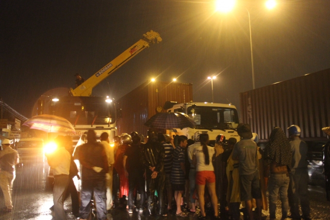 Xe cẩu được điều động đến để đưa thi thể nạn nh&acirc;n ra ngo&agrave;i.